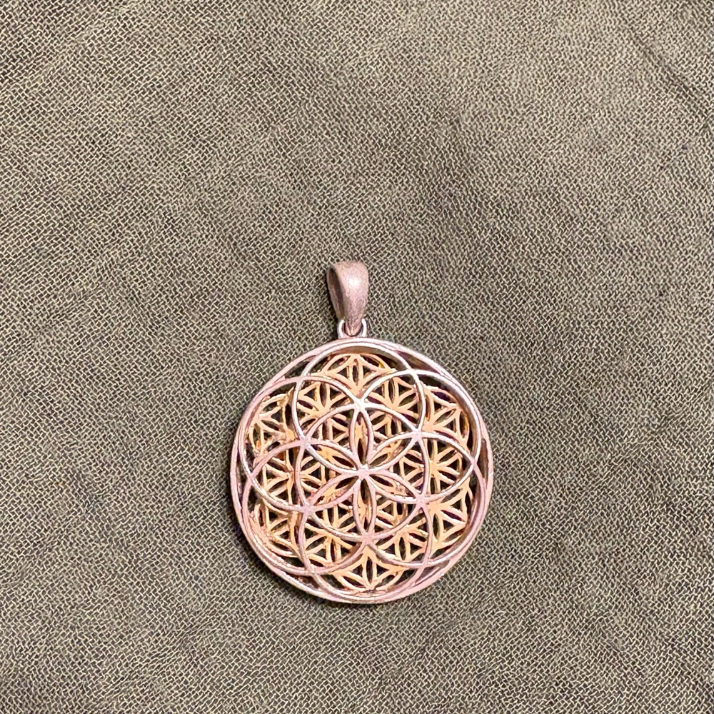 Elegant Gold Pendant Necklace